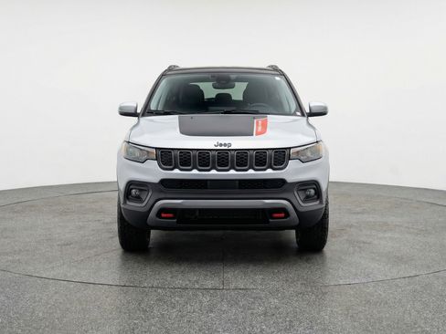 Used 2025 Jeep Compass Trailhawk AWD/4WD image 2