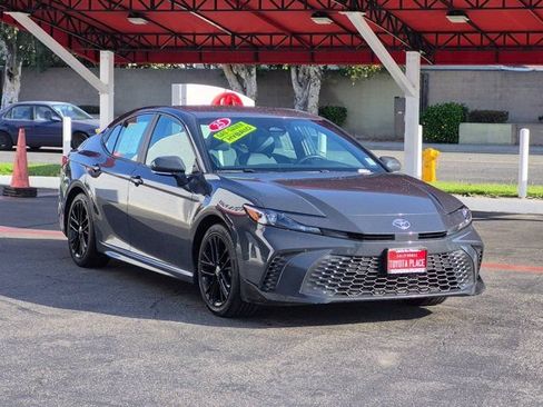 Used 2025 Toyota Camry SE FWD image 3