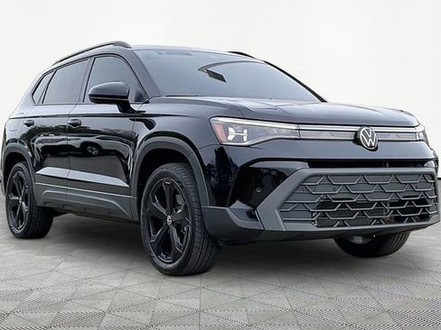 Used 2025 Volkswagen Taos SE image 1