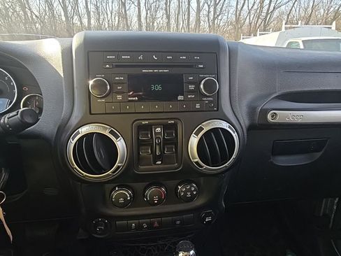 Used 2015 Jeep Wrangler Unlimited Sahara w/ Connectivity Group image 23