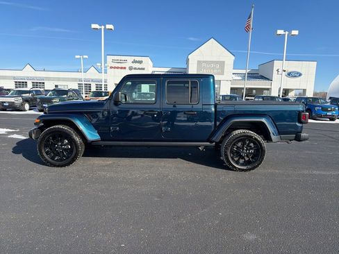 Used 2025 Jeep Gladiator Sport image 2