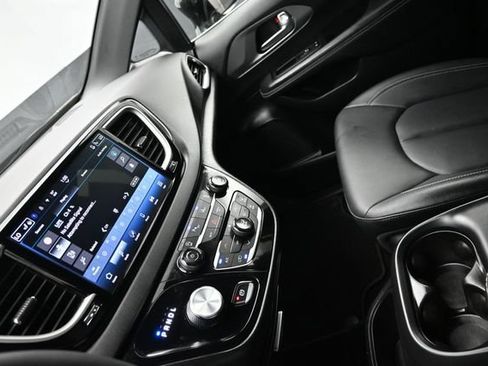 Used 2025 Chrysler Pacifica Select FWD image 19