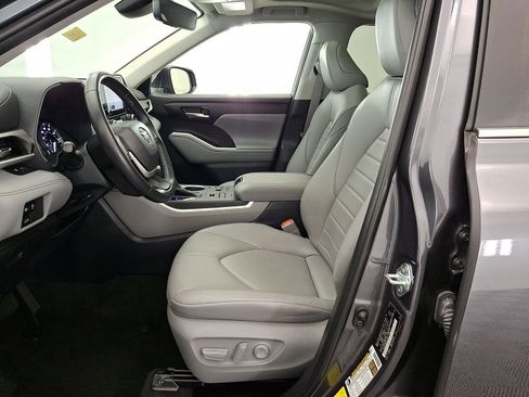 Used 2023 Toyota Highlander XLE AWD/4WD image 3
