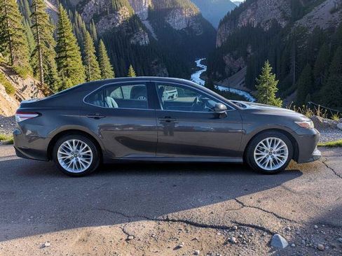 Used 2018 Toyota Camry XLE FWD image 7