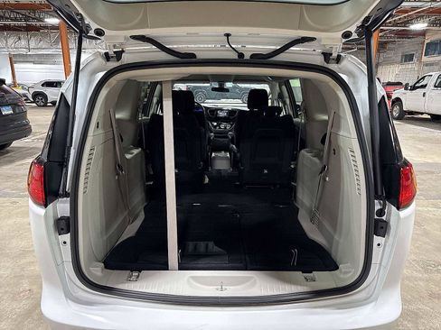 Used 2022 Chrysler Voyager LX FWD image 11