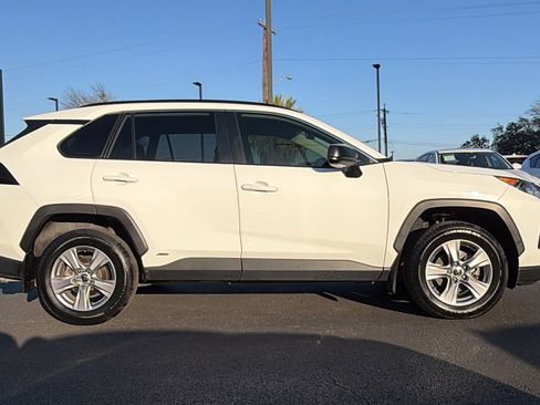 Used 2022 Toyota RAV4 LE image 9