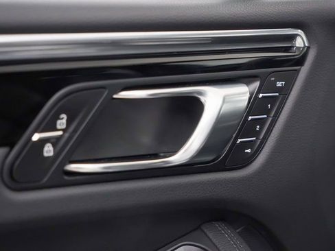 Used 2025 Porsche Macan AWD/4WD image 22
