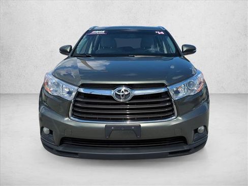 Used 2014 Toyota Highlander XLE FWD image 2