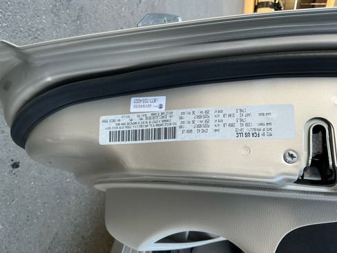 Used 2016 Chrysler Town & Country Limited image 27