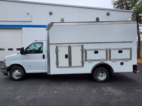 Used 2022 Chevrolet Express 3500 w/ Power Convenience Package RWD image 2