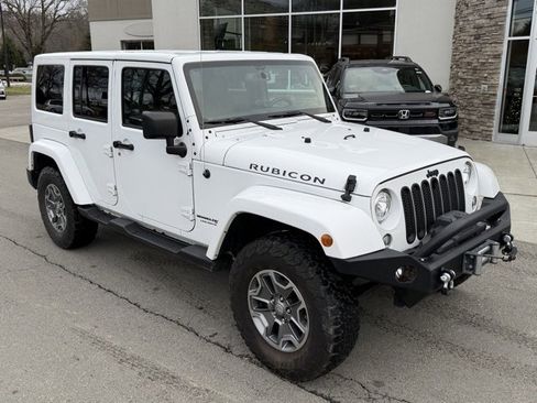 Used 2018 Jeep Wrangler Unlimited Rubicon w/ Connectivity Group image 3