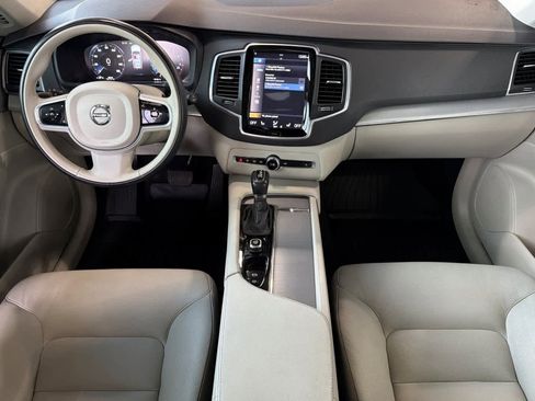 Used 2022 Volvo XC90 T5 Momentum w/ Protection Package image 3