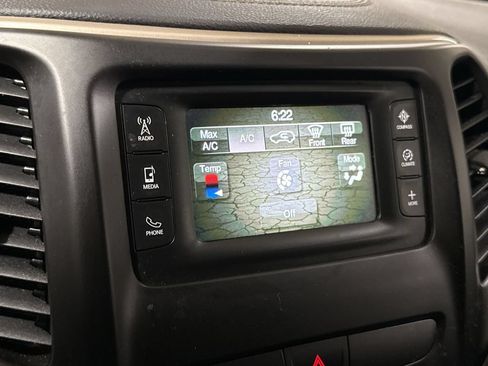 Used 2017 Jeep Cherokee Latitude AWD/4WD image 16