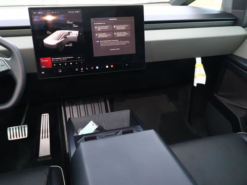 Used 2024 Tesla Cybertruck AWD Crew Cab image 10