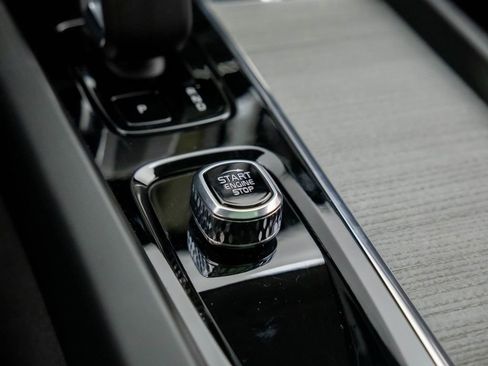 Used 2025 Volvo XC60 B5 Plus image 19