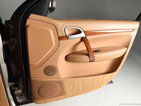 Used 2009 Porsche Cayenne Turbo S image 38