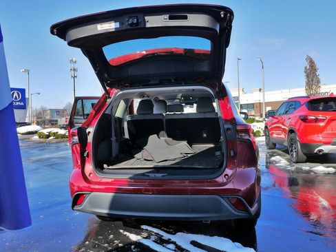 Used 2021 Toyota Highlander LE image 15