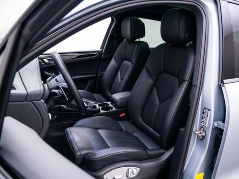 Certified 2026 Porsche Macan AWD/4WD image 4
