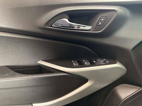 Used 2025 Chevrolet Trax LS w/ LS Convenience Package image 18