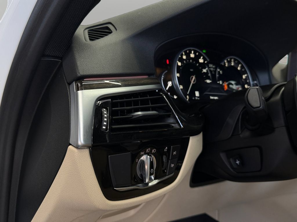 Used 2019 BMW 530i w/ Convenience Package RWD image 18