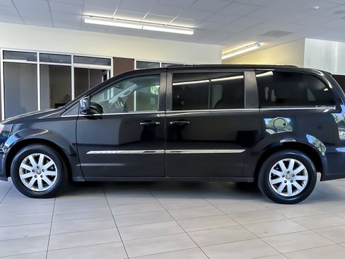 Used 2013 Chrysler Town & Country Touring FWD image 7