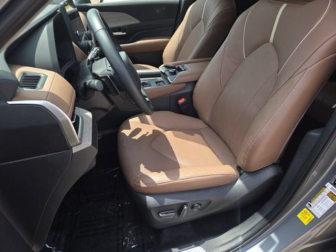 Used 2025 Toyota Grand Highlander AWD image 8