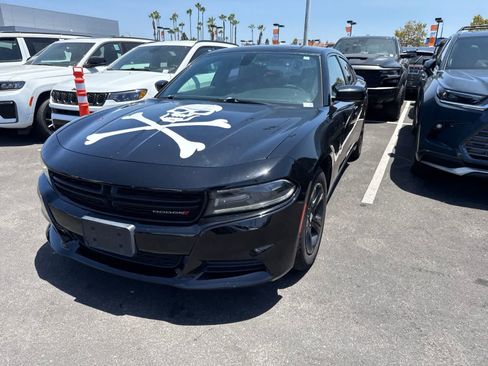 Used 2018 Dodge Charger SXT RWD image 2