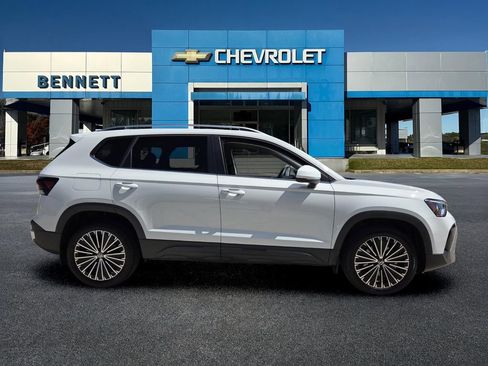 Used 2025 Volkswagen Taos SE FWD image 7