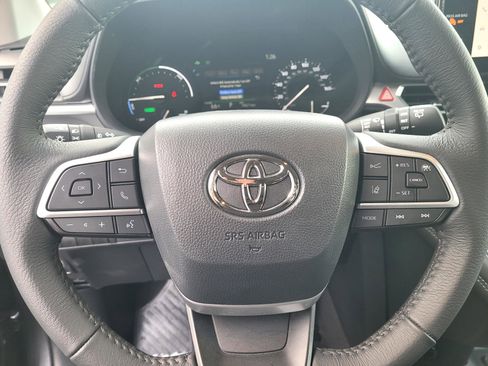 Used 2025 Toyota Sienna XLE image 27