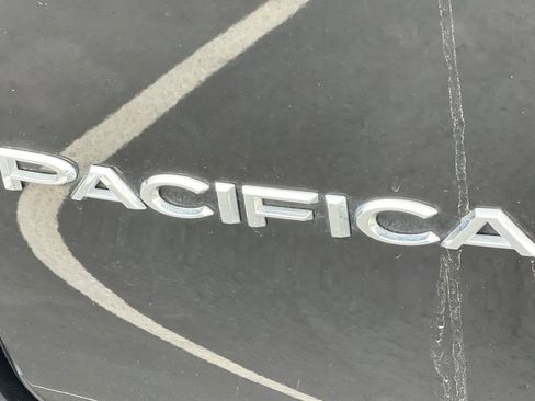 Used 2024 Chrysler Pacifica Touring-L FWD image 13