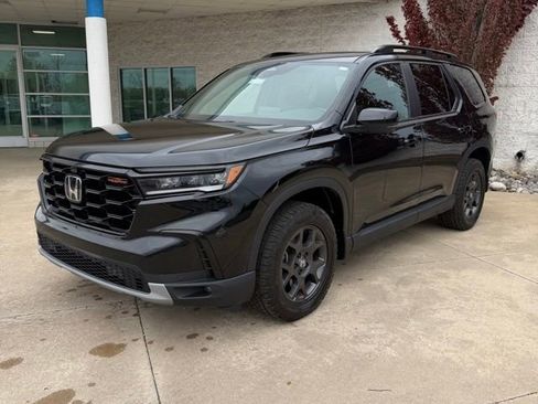 Certified 2025 Honda Pilot TrailSport image 1