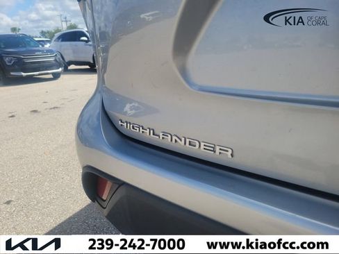 Used 2023 Toyota Highlander XLE FWD image 11