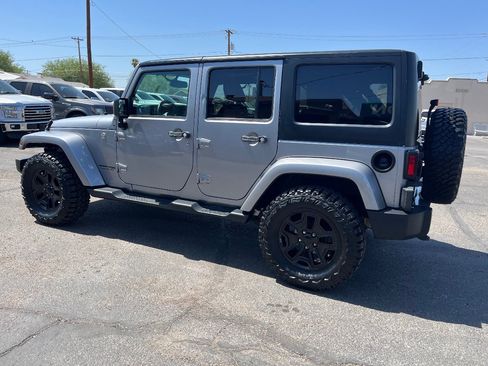 Used 2018 Jeep Wrangler Unlimited Sahara w/ Connectivity Group AWD/4WD image 8