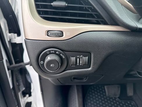 Used 2016 Jeep Cherokee Latitude w/ Cold Weather Group AWD/4WD image 24