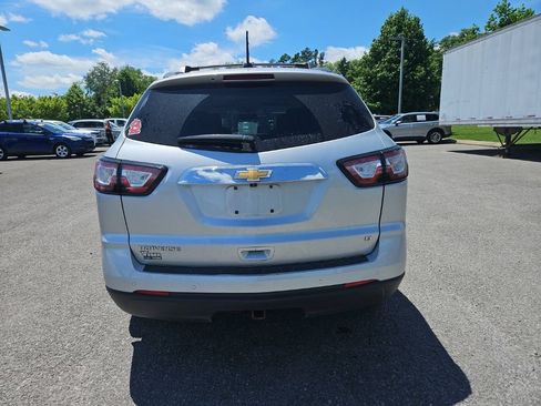 Used 2017 Chevrolet Traverse LT w/ Style and Technology Package FWD image 6