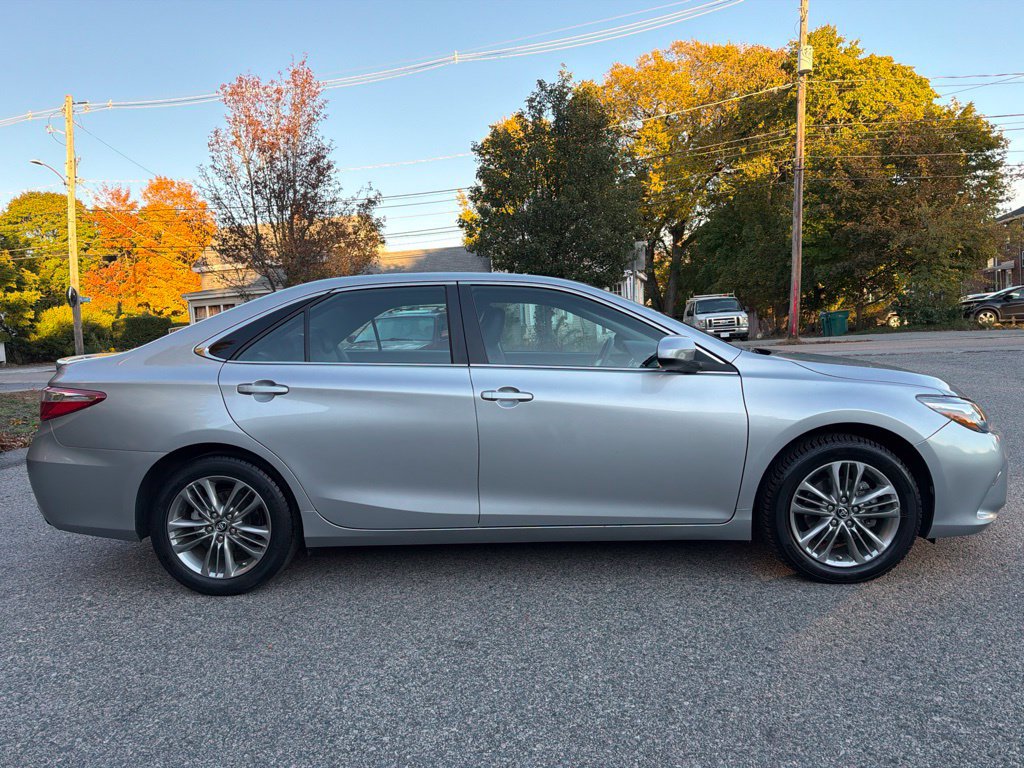 Used 2017 Toyota Camry SE w/ Moonroof Package FWD image 8