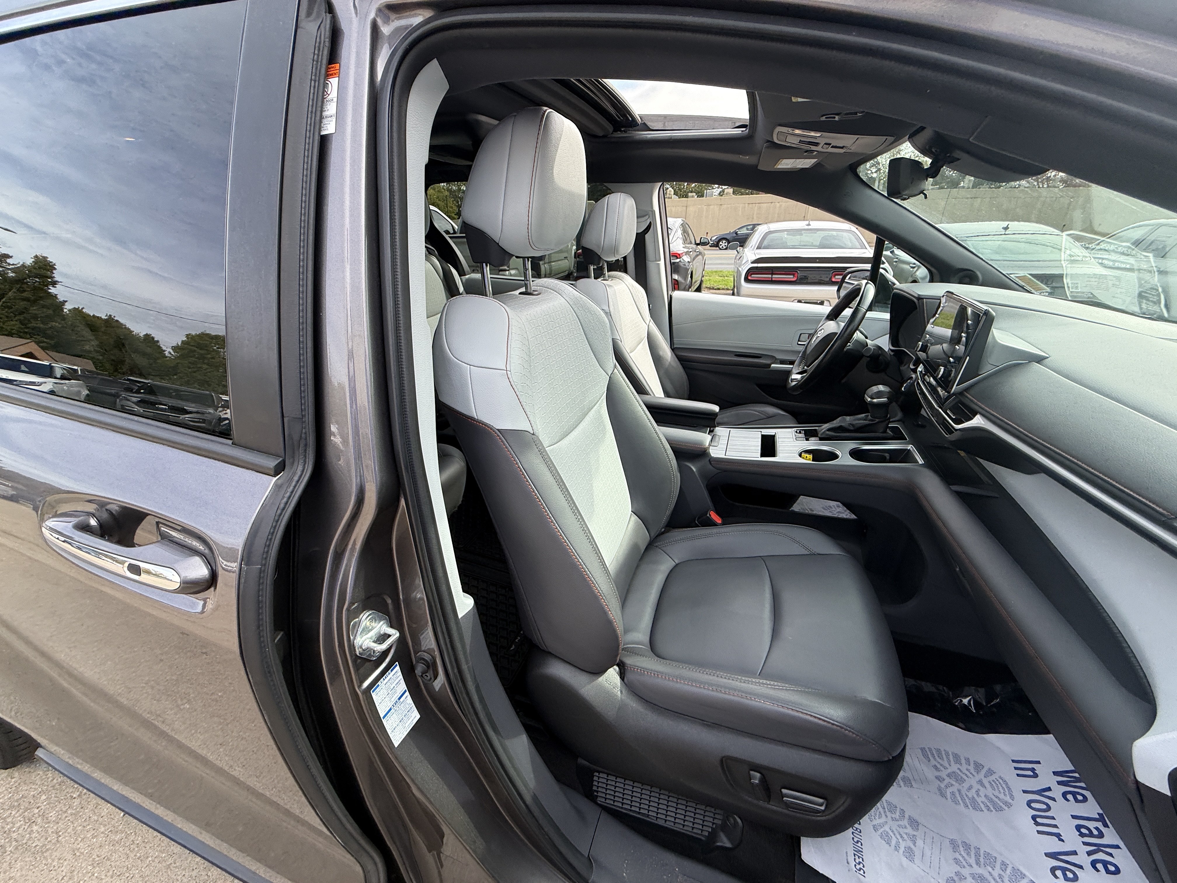 Used 2022 Toyota Sienna XSE AWD/4WD image 24