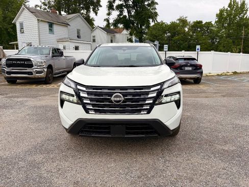Used 2024 Nissan Rogue S FWD image 3