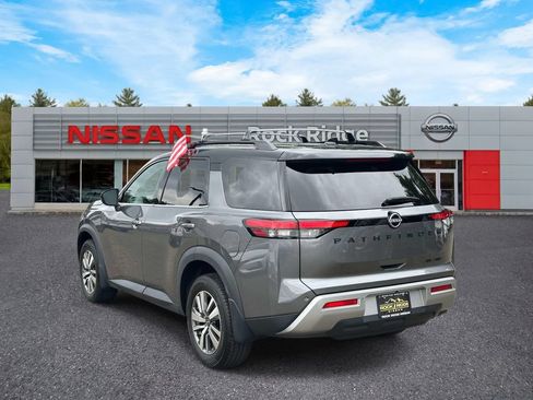 Used 2023 Nissan Pathfinder SL w/ Black Appearance Package AWD/4WD image 4