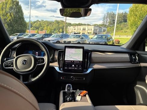 Used 2025 Volvo XC90 B5 Plus w/ Protection Package Premier AWD/4WD image 14