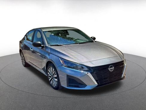Used 2025 Nissan Altima 2.5 SV FWD image 3
