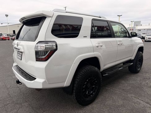 Used 2018 Toyota 4Runner SR5 AWD/4WD image 5