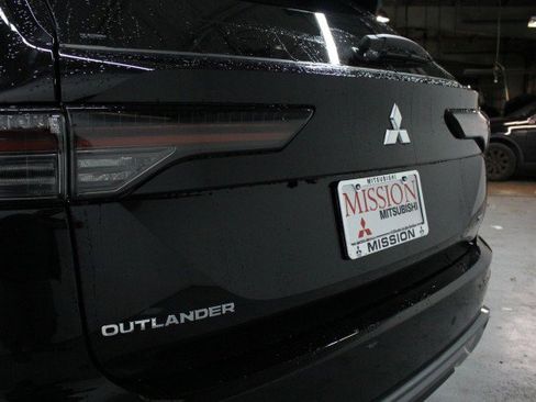 New 2025 Mitsubishi Outlander SE image 4