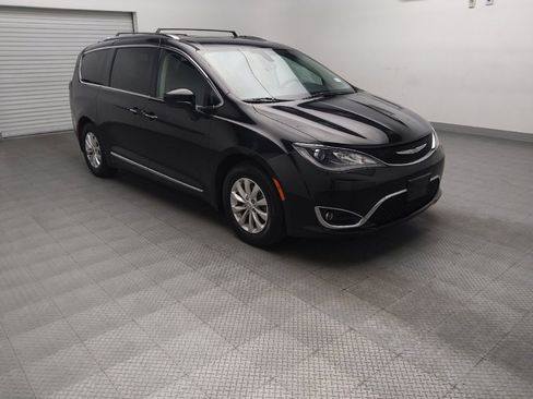 Used 2018 Chrysler Pacifica Touring-L w/ Premium Audio Group FWD image 13