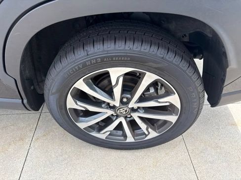 Used 2025 Toyota Corolla Cross XLE FWD image 11