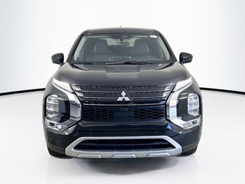 Used 2022 Mitsubishi Outlander SE image 2