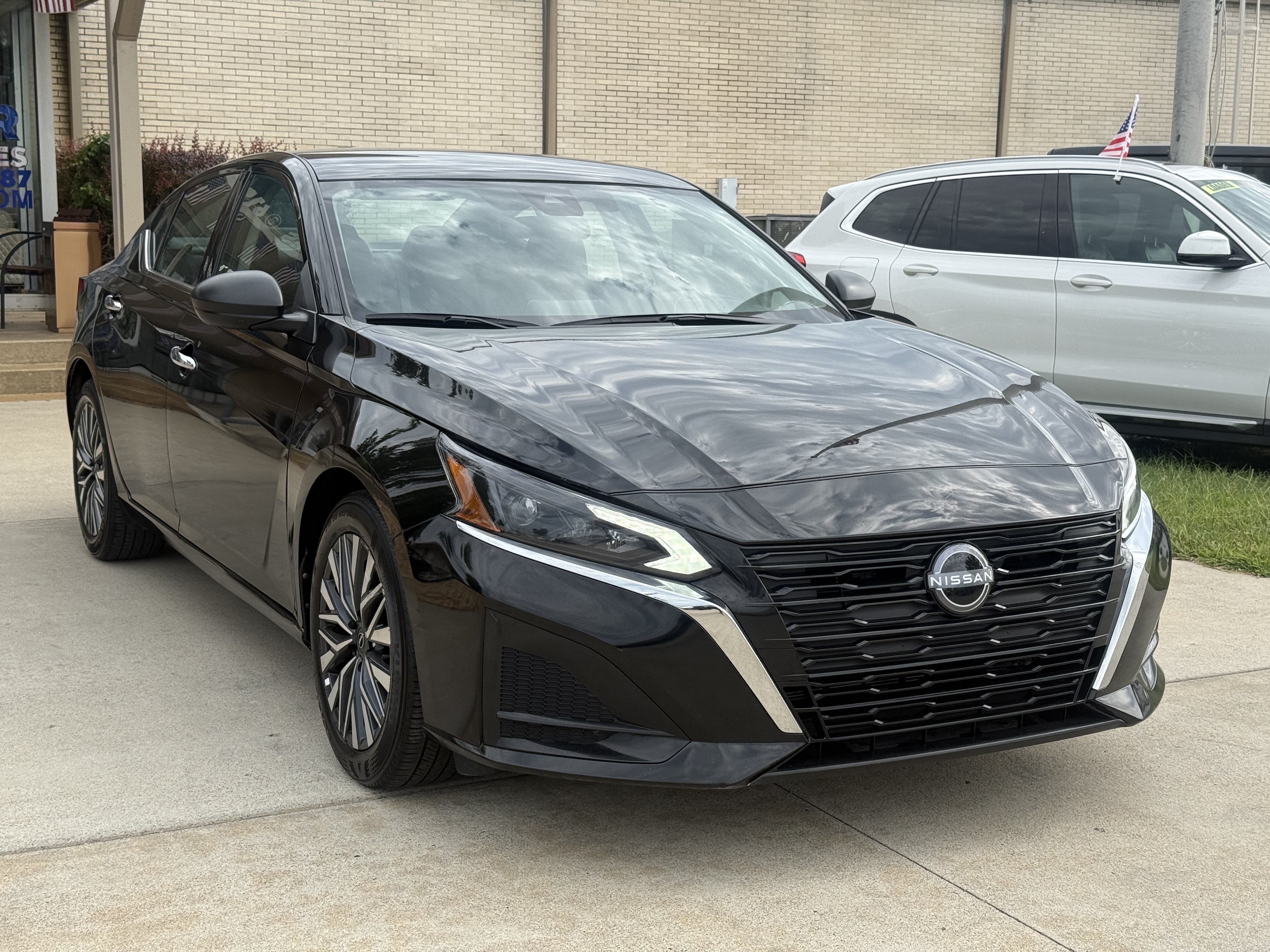Used 2025 Nissan Altima 2.5 SV FWD image 3