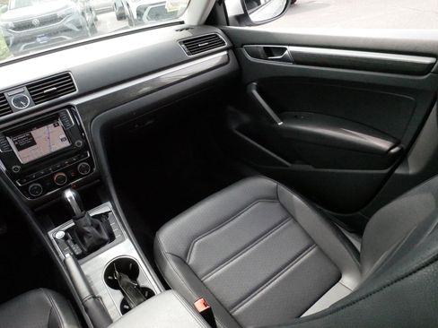 Used 2017 Volkswagen Passat 1.8T SE FWD image 12