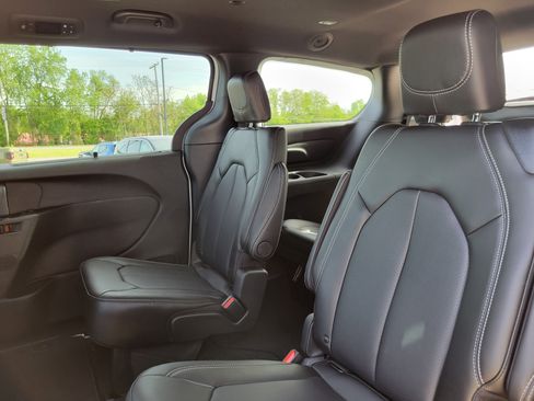 New 2027 Chrysler Pacifica Select AWD/4WD image 16
