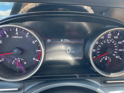 Used 2023 Kia Carnival EX FWD image 15